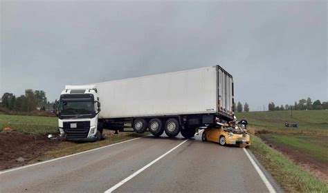 Volvo sunkvežimis ir lengvasis automobilis atskirai