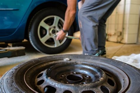 automobilių padangų keitimo proceso iliustracija