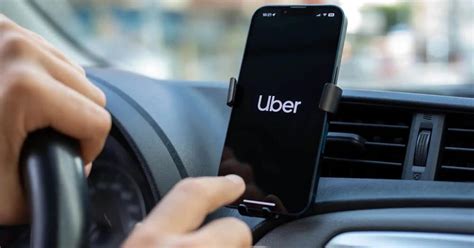 Žemėlapio vaizdas Uber programėlėje, rodantis vairuotojo judėjimą link paėmimo vietos