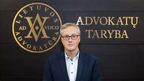 schema, vaizduojanti autoserviso vadybininko vietą tarp kliento, meistrų ir administracijos