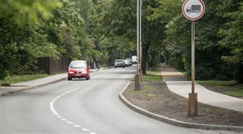 Automobilių, netinkamai pastatytų ant šaligatvio ar vejos, nuotrauka