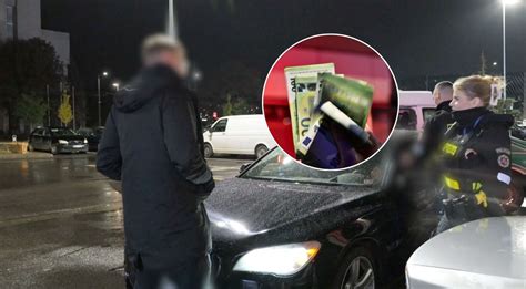 Žmogus, fotografuojantis netinkamai pastatytą automobilį