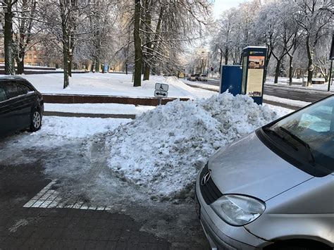 Sniego užpustyta neįgaliųjų parkavimo vieta