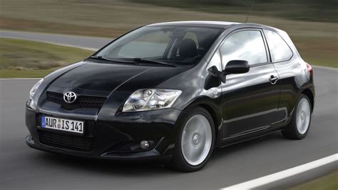 Toyota Auris važiuojantis keliu