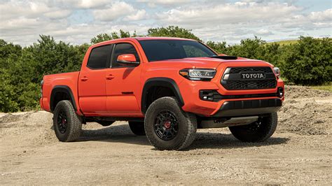 Thematiška nuotrauka su chaki spalvos automobiliu (pvz., Toyota TRD Pro sunkvežimis)