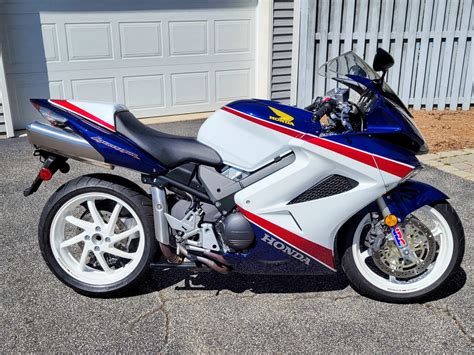 Honda VFR800 studijinė nuotrauka, pabrėžianti charakteringą V4 variklio išdėstymą ir sportinio turizmo siluetą
