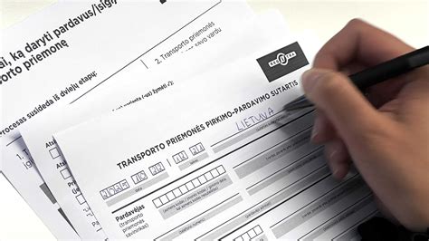 Teminė nuotrauka, vaizduojanti automobilį ir draudimo sutartį
