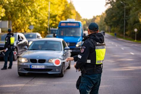 Nuotrauka, lyginanti kokybišką ir pažeistą galinį žibintą