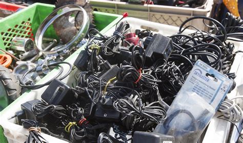 schematinis vaizdas, kaip netinkamai išmesta elektronika gali užteršti gamtą