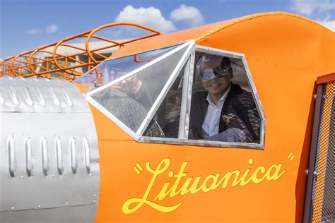 Nuotrauka, vaizduojanti lėktuvo 