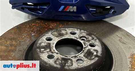 Sunkiai dėvėtų BMW E60 stabdžių diskų ir kaladėlių nuotrauka