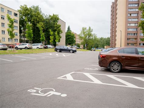 Automobiliai stovėjimo aikštelėje, vienas užstatęs kitą