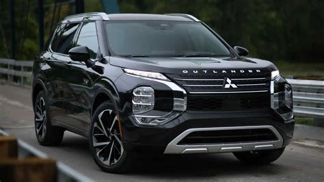 Mitsubishi Outlander važiuojantis bekele