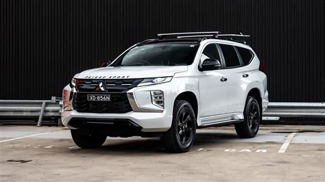 Mitsubishi Pajero važiuojantis mišku