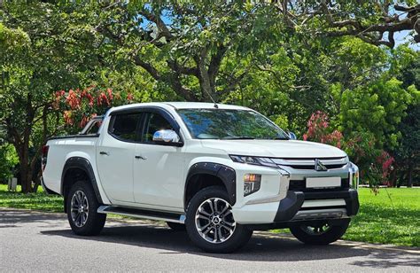 Mitsubishi L200 važiuojantis statybvietėje