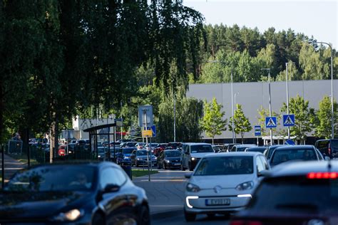 Teminė nuotrauka, vaizduojanti naudotų automobilių prekybos aikštelę Lietuvoje