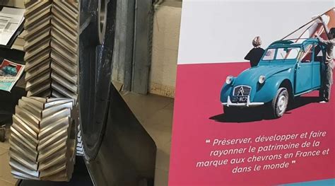 Citroën logotipo šaknis vaizduojantis stendas muziejuje