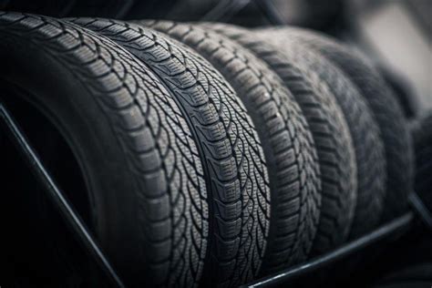 Tematinė nuotrauka: automobilio padanga su geru protektoriumi