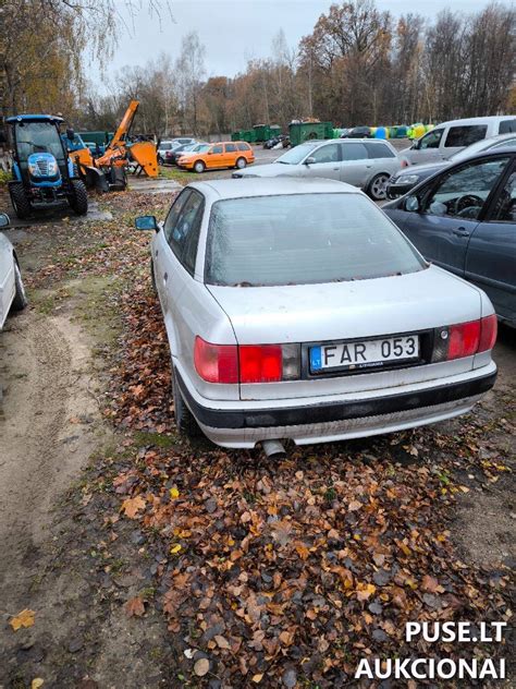 Teminė nuotrauka: lengvasis automobilis su priekaba, ant kurios yra vežama valtis