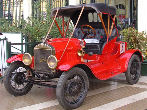 Henrio Fordo portretas ir istorinis „Model T“ automobilis