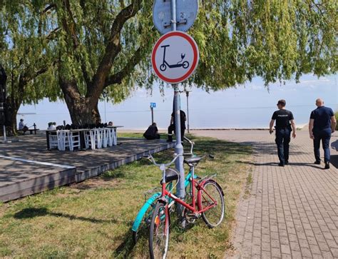 Policijos pareigūnai tikrina dviratininką kelyje