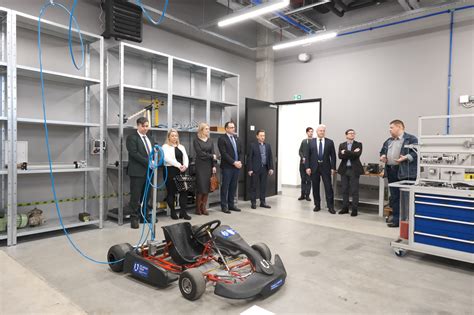 Transporto inžinerijos fakulteto laboratorijos vaizdas, demonstruojantis inžinerinių tyrimų procesą