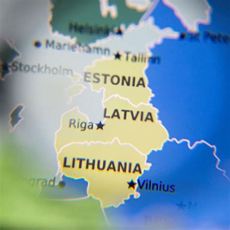 Infografika: Lietuviai ir latviai apie pavojus keliuose (promilių, kultūros, kelių būklės palyginimas)