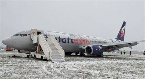 Lėktuvo „Boeing 737“ atvaizdas ant pakilimo tako arba ore