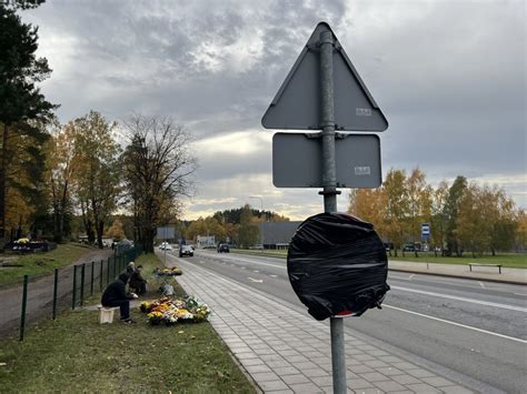 Nuotrauka su eismo stebėsenos radaro įrengimu prie automagistralės