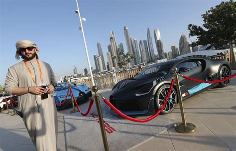 Apleistų prabangių automobilių aukciono Dubajuje nuotrauka