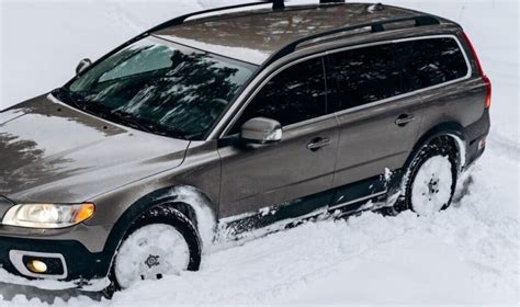 Tematinė nuotrauka: Volvo automobilis šaltą žiemos rytą su įjungtu Webasto šildytuvu