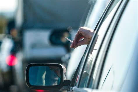 pakuotės ir servetėlių, valančių automobilio langą, iliustracija