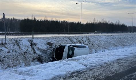 Nuotrauka: sunkvežimis nuvažiavęs nuo kelio ir apsivertęs ant šono