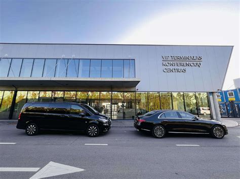 Teminė nuotrauka: prabangus automobilis su vairuotoju, stovintis prie oro uosto
