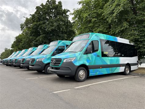 Teminė nuotrauka: šiuolaikinis mikroautobusas, vežantis keleivius