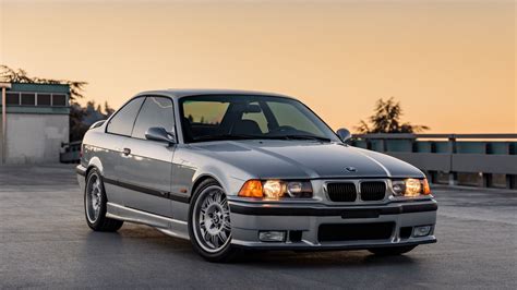 BMW E36 Coupe su juodu stogu ir liuku