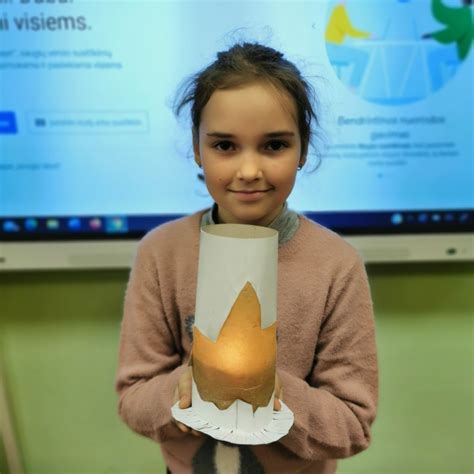 Vaikų gamintas žibintas iš stiklainio su druska ir džiovintais apelsinais