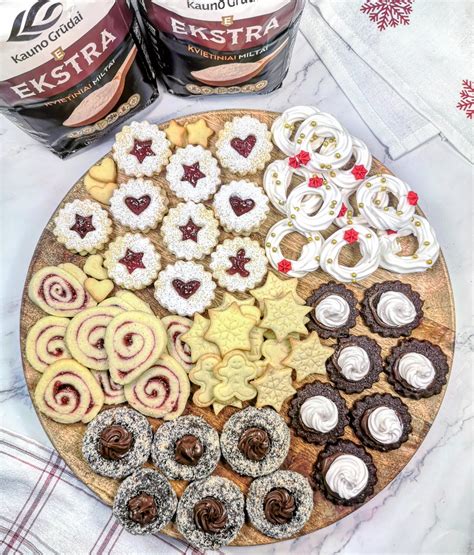 Vaikų gaminti trispalvės druskos tešlos sausainiai