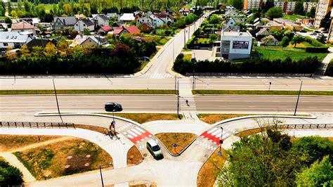 Teminis JAE miesto kelio vaizdas su moderniais pastatais ir automobilių srautu