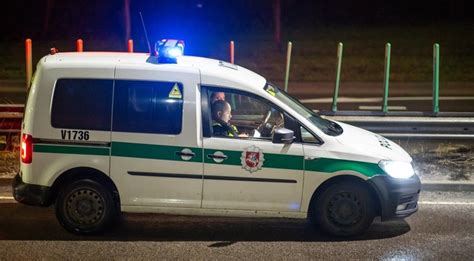 JAE policijos automobilis kelyje