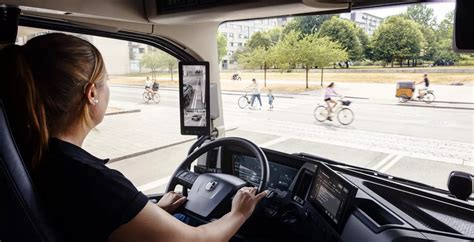 Vaizdas, demonstruojantis „MirrorCam“ sistemą sunkvežimio kabinoje ir lauke