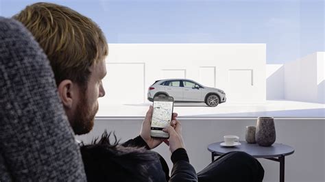 Vaizdo koliažas, demonstruojantis skirtingas Mercedes-Benz programėlės funkcijas telefone