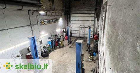 Profesionalaus autoserviso interjero ar meistro prie automobilio sankabos detalių (tematinė nuotrauka)