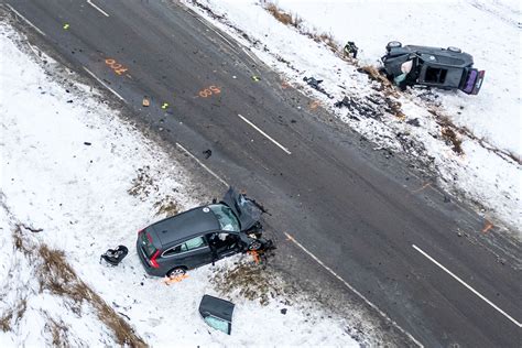 Avarijos vieta, sumaitoti automobiliai ir gelbėtojų darbas