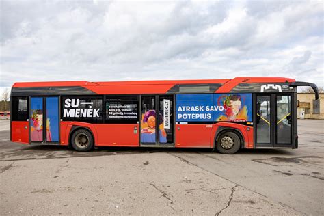 Teminis autobusas, sustojęs stotelėje