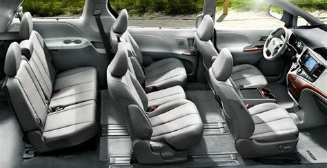 Toyota Sienna salonas su automatinėmis durimis ir reguliuojamomis sėdynėmis