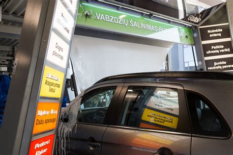 Plovimo procesas automobilių plovykloje, kurioje automobilis putojamas specialiomis putomis.