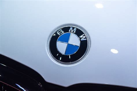 BMW logotipas ir kelių brangių BMW modelių siluetai