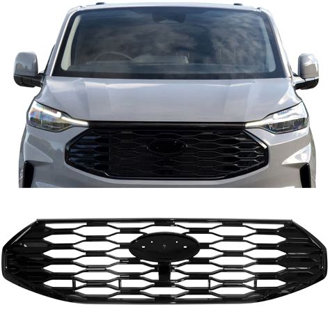 Ford Transit priekinės dalies nuotrauka su pavaizduota variklio sritimi ir vieta radiatoriui