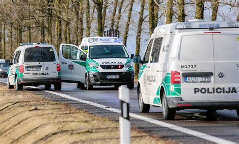 Tematinė nuotrauka: įvairių tipų transporto priemonės kelyje, pabrėžiant draudimo svarbą